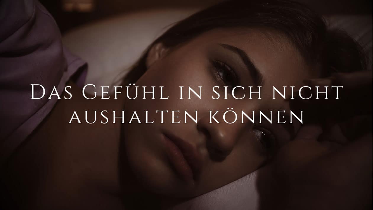 Frau hält inne und atmet, das Gefühl in sich aushalten und nicht ausweichen