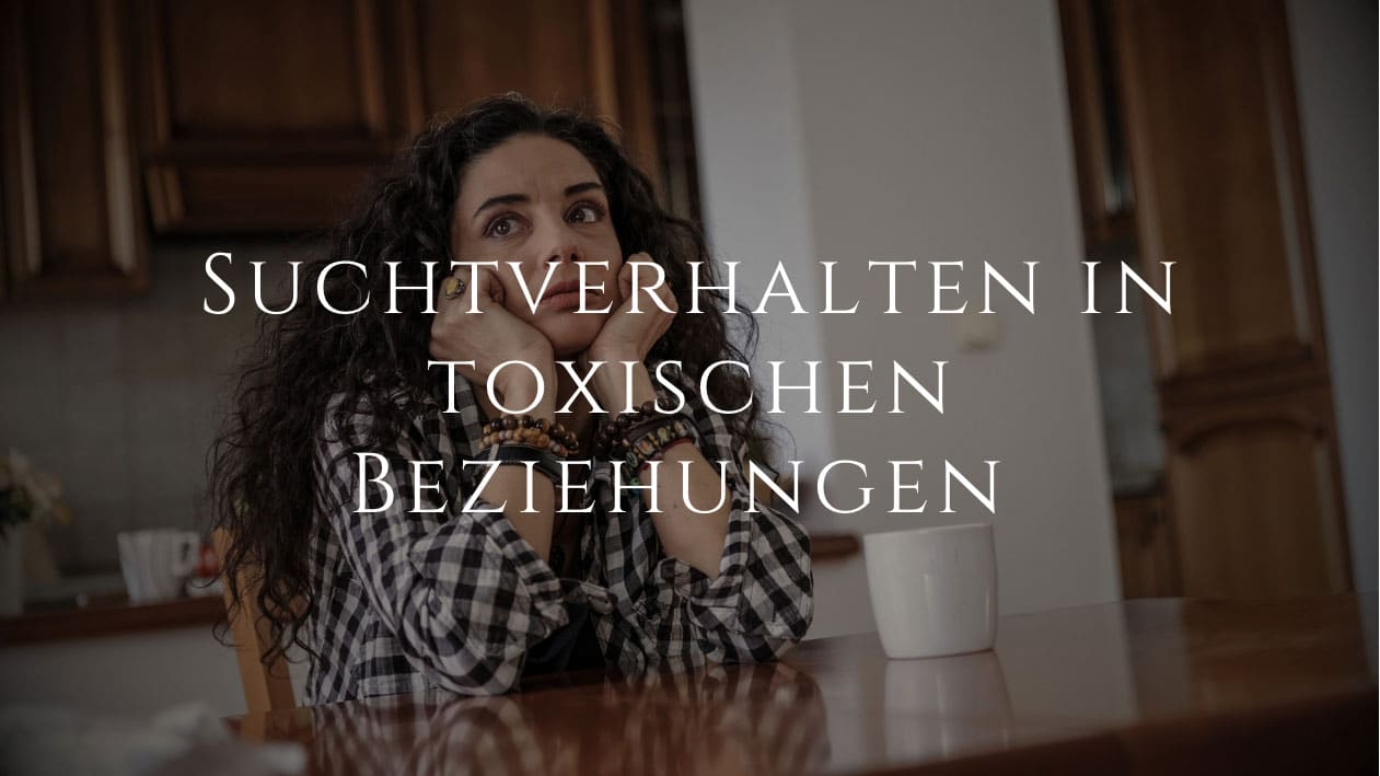 Frau sitzt alleine am Tisch – Suchtverhalten in toxischen Beziehungen verstehen
