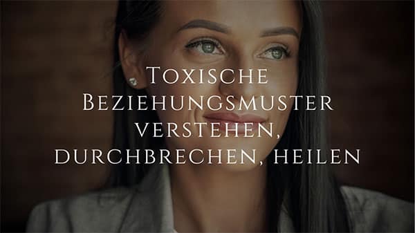 Frau schaut nachdenklich aus dem Fenster – toxische Beziehungsmuster verstehen und heilen
